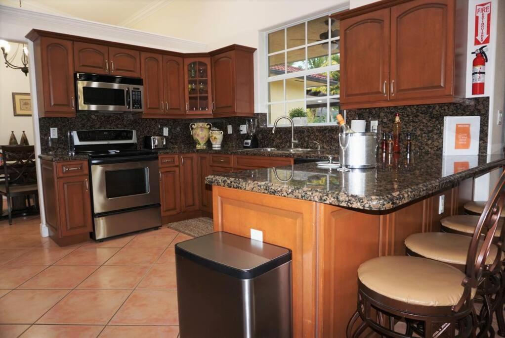 New Luxury Vacation Dream Rental- Sleeps 15! Маямі Екстер'єр фото