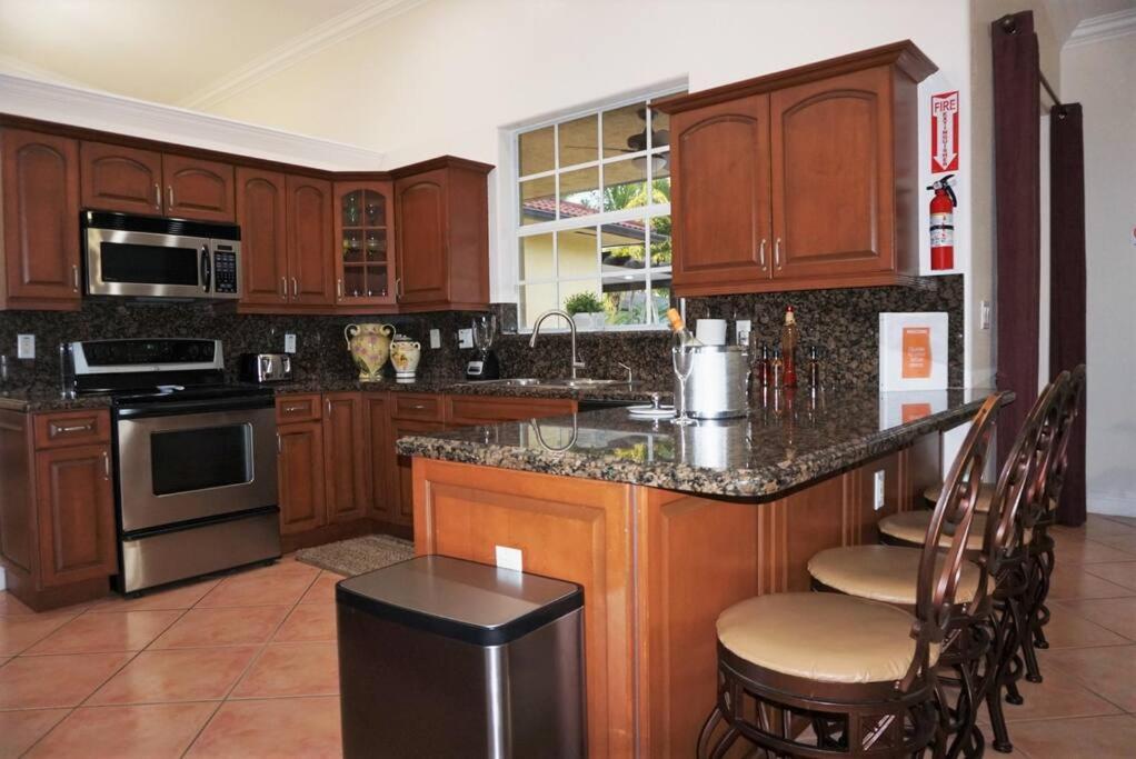 New Luxury Vacation Dream Rental- Sleeps 15! Маямі Екстер'єр фото